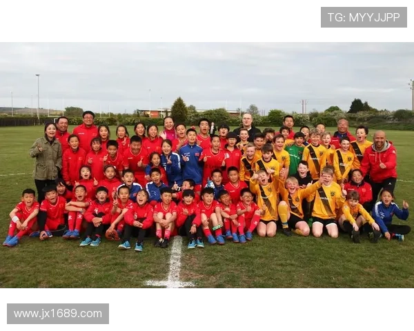 足球明星与足球亲密合影展现激情与梦想的瞬间